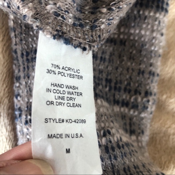 K LD Signature Ladies top pretty woven colors-blue, gray, white.Warm and comfy. - Picture 5 of 9